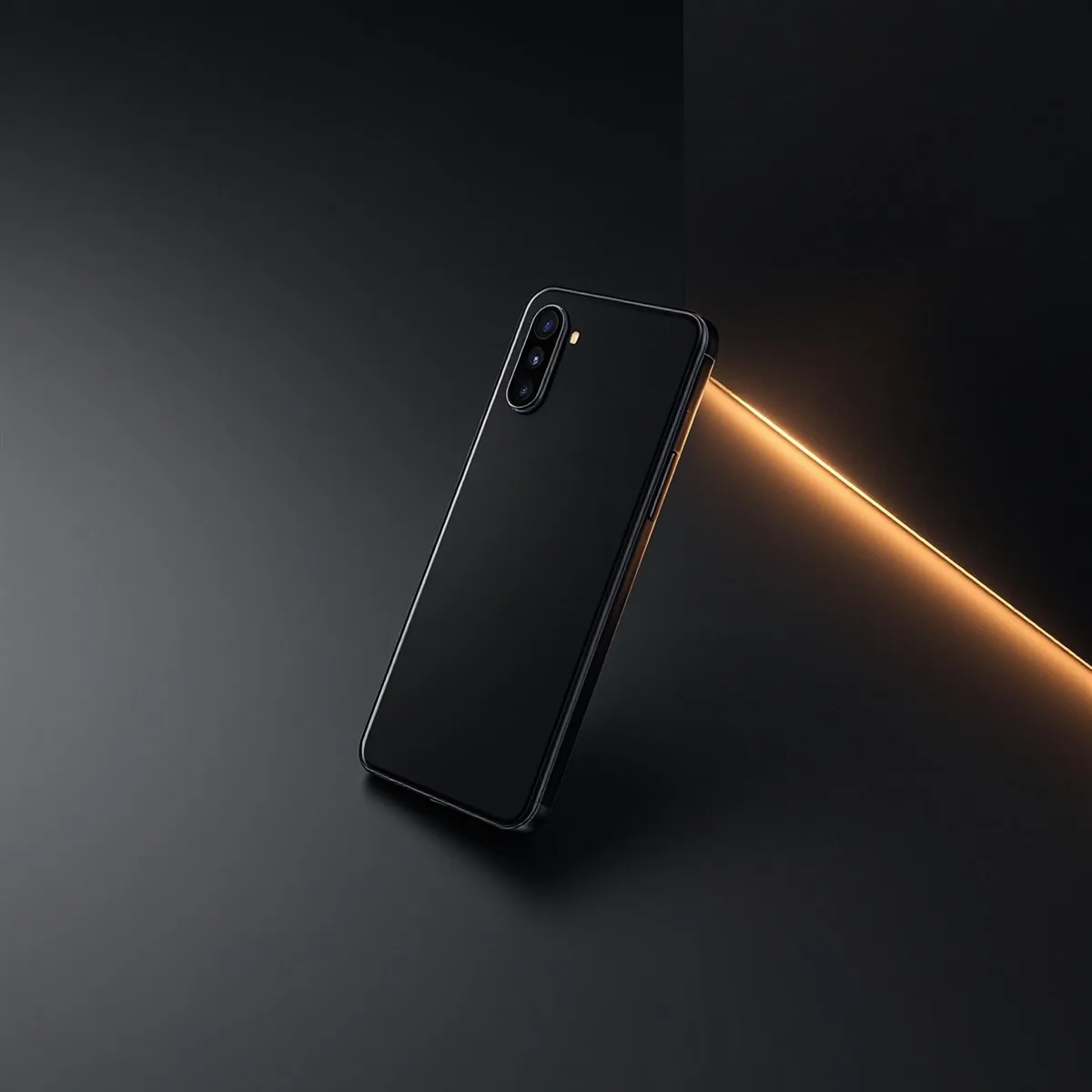 Smartphone noir vu de dos, posé sur fond sombre avec un trait de lumière orange.