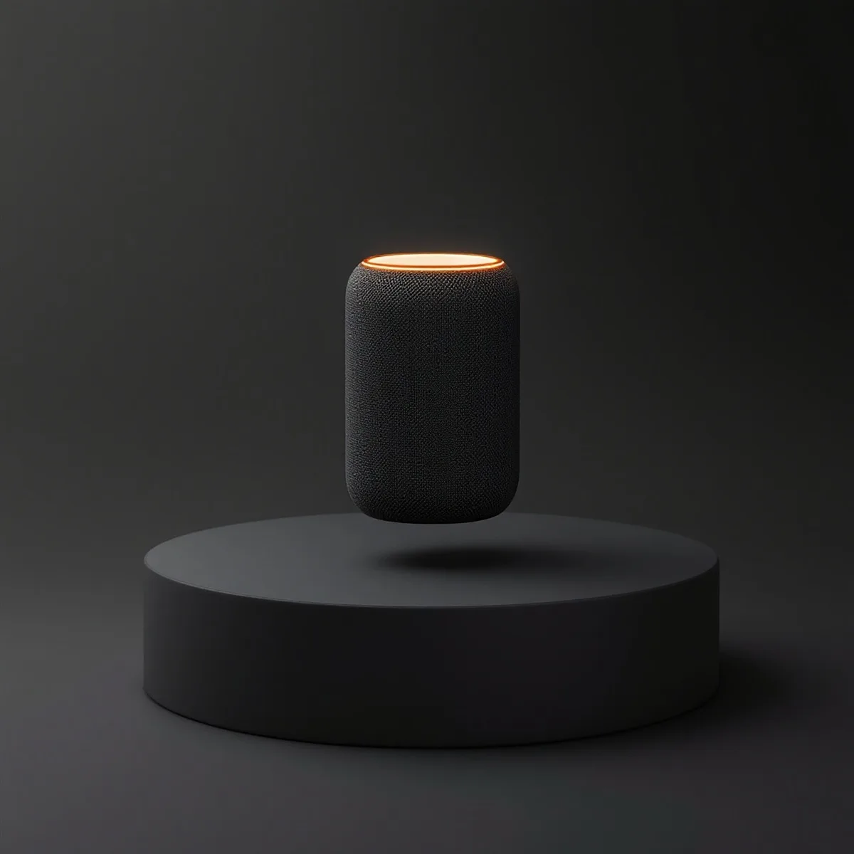 Enceinte cylindrique en tissu gris foncé avec anneau lumineux orange sur le dessus, posée au-dessus d'un socle rond sombre.