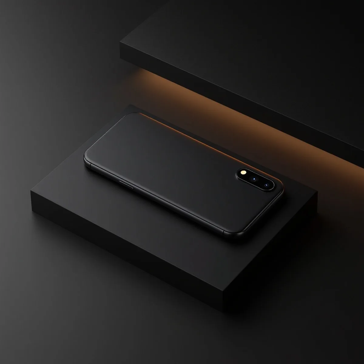 Smartphone noir vu de dos, posé sur fond sombre avec un trait de lumière orange.